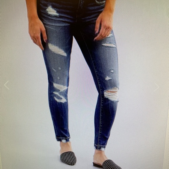 buckle black Denim - Buckle Black fit. 53 mid rise ankle skinny. Size 28 x 28. Universal fit.